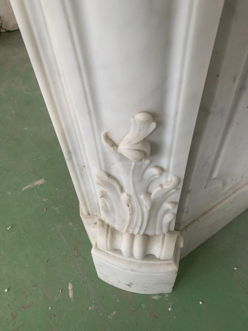 Cheminée de style Louis XV en marbre blanc de Carrare XIX siècle
