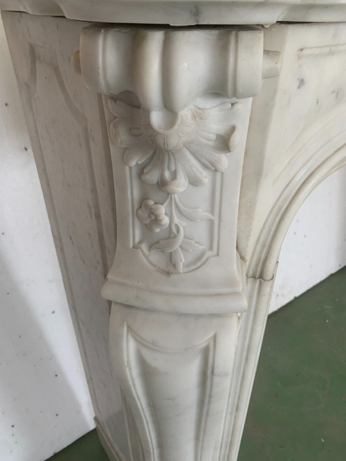 Cheminée de style Louis XV en marbre blanc de Carrare XIX siècle
