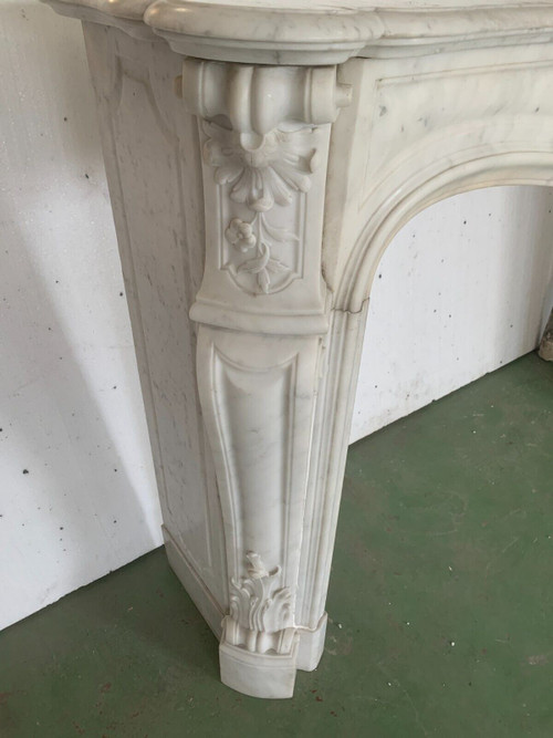 Cheminée de style Louis XV en marbre blanc de Carrare XIX siècle