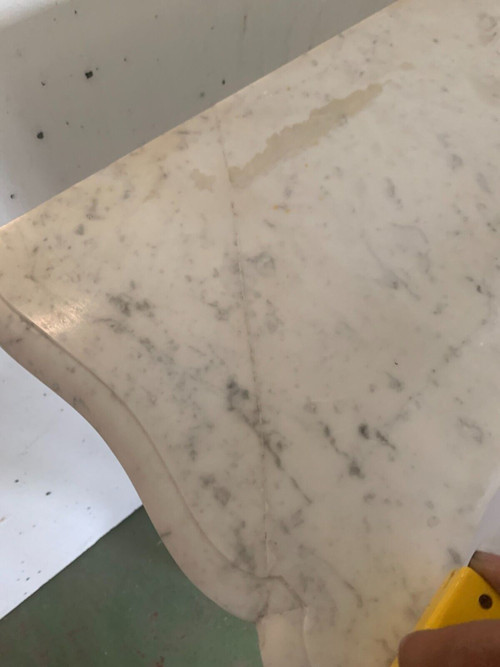 Cheminée de style Louis XV en marbre blanc de Carrare XIX siècle