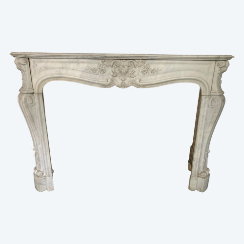 Cheminée de style Louis XV en marbre blanc de Carrare XIX siècle