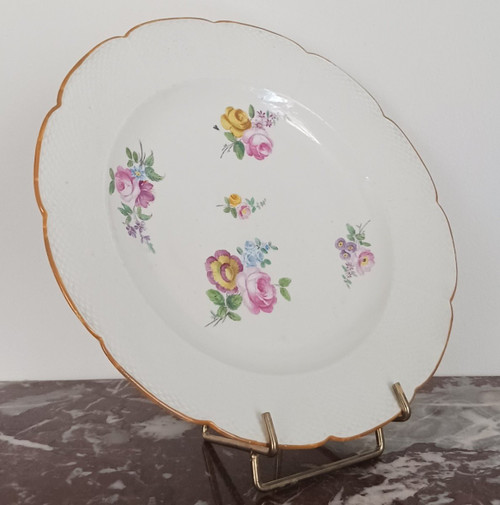 Chantilly, vers 1780 - assiette de table en porcelaine tendre - marli imitant la vannerie