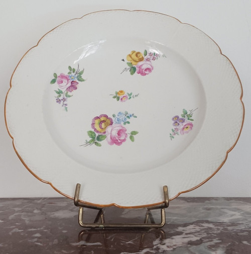 Chantilly, vers 1780 - assiette de table en porcelaine tendre - marli imitant la vannerie
