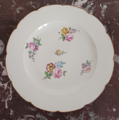 Chantilly, vers 1780 - assiette de table en porcelaine tendre - marli imitant la vannerie