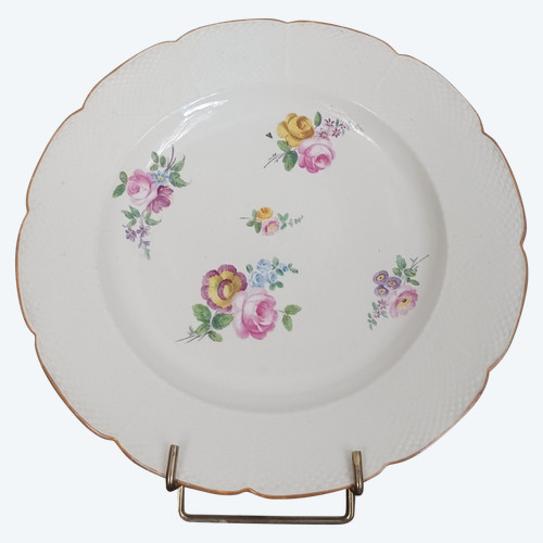 Chantilly, vers 1780 - assiette de table en porcelaine tendre - marli imitant la vannerie