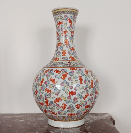 China, famille rose - large porcelain vase - decorated with 100 bats