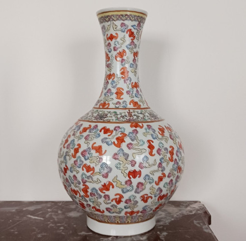 China, famille rose - large porcelain vase - decorated with 100 bats