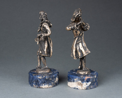 Paire de musiciens en bronze sur un socle en lapis lazuli, XIXe siècle 