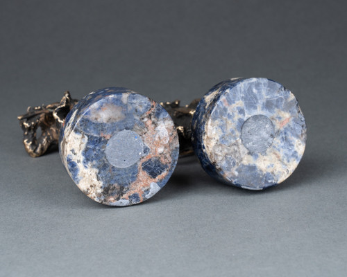 Paire de musiciens en bronze sur un socle en lapis lazuli, XIXe siècle 