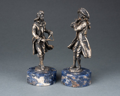 Paire de musiciens en bronze sur un socle en lapis lazuli, XIXe siècle 