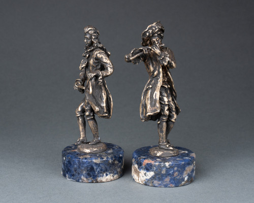 Paire de musiciens en bronze sur un socle en lapis lazuli, XIXe siècle 