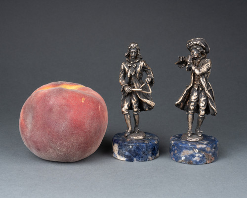 Paire de musiciens en bronze sur un socle en lapis lazuli, XIXe siècle 