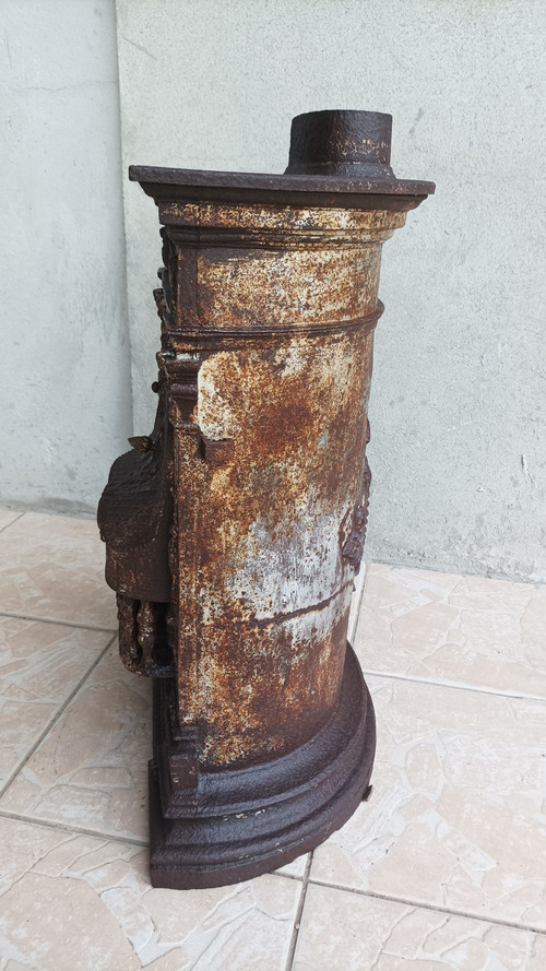 Holz- oder Kohleofen aus Gusseisen mit Engelsdekor