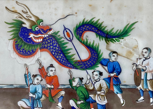 China Um 1900, Gouache Auf Reispapier, Dargestellt sind Kinder, die mit einem Drachen marschieren.