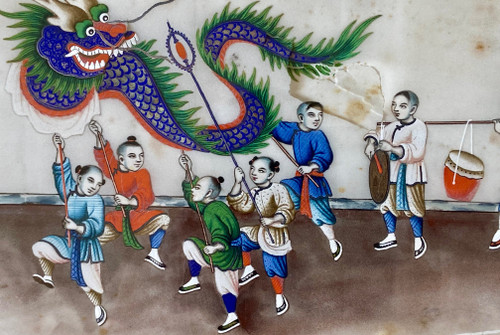 China Um 1900, Gouache Auf Reispapier, Dargestellt sind Kinder, die mit einem Drachen marschieren.