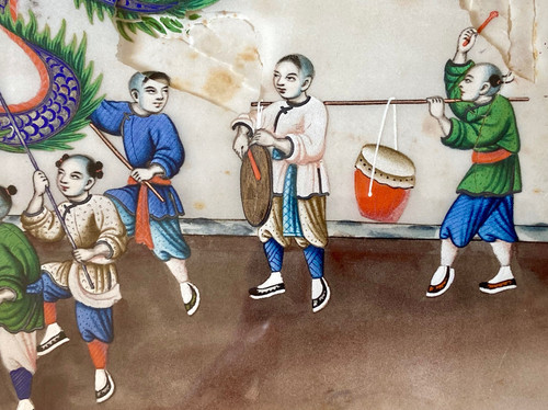 China Um 1900, Gouache Auf Reispapier, Dargestellt sind Kinder, die mit einem Drachen marschieren.