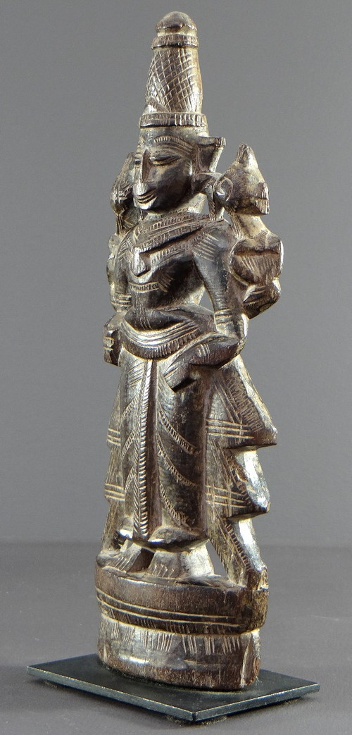 Indien, Bezaubernde Holzgeschnitzte Statuette, die Lakshmi darstellt, 1900-1920.