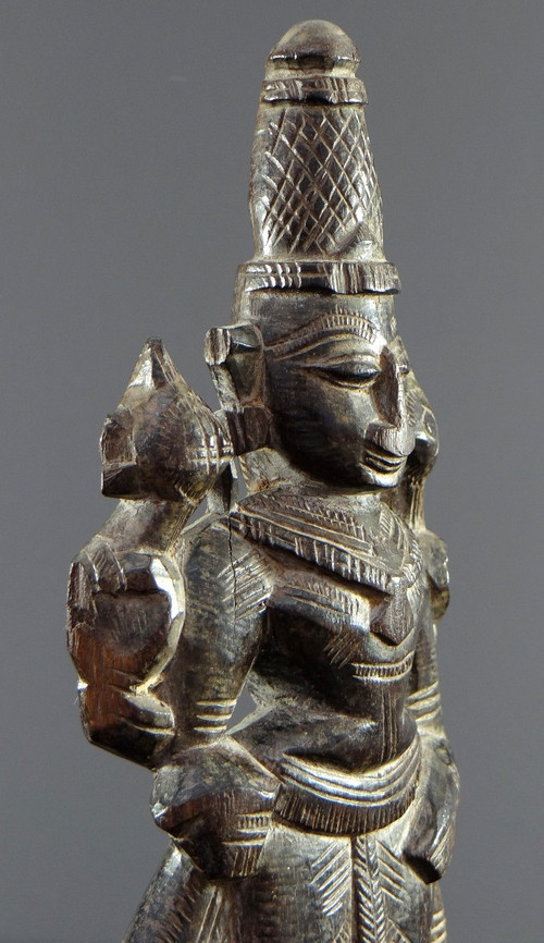 Indien, Bezaubernde Holzgeschnitzte Statuette, die Lakshmi darstellt, 1900-1920.