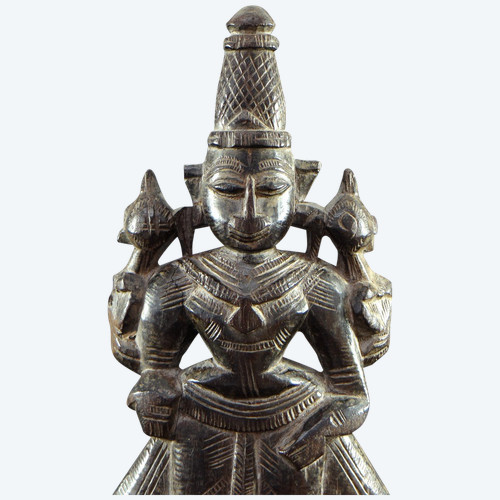 Indien, Bezaubernde Holzgeschnitzte Statuette, die Lakshmi darstellt, 1900-1920.