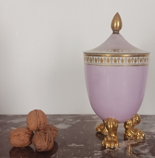 Dagoty et Honoré - seltene dreibeinige Zuckerdose aus Porzellan - lila Hintergrund - Empire, Restauration