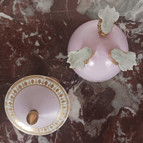 Dagoty et Honoré - seltene dreibeinige Zuckerdose aus Porzellan - lila Hintergrund - Empire, Restauration