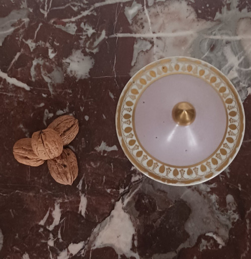 Dagoty et Honoré - seltene dreibeinige Zuckerdose aus Porzellan - lila Hintergrund - Empire, Restauration