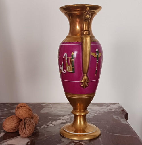 Parigi, periodo Impero, Restaurazione - vaso a fuso in porcellana - sfondo viola e trofei di guerra