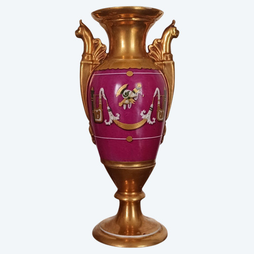 Parigi, periodo Impero, Restaurazione - vaso a fuso in porcellana - sfondo viola e trofei di guerra