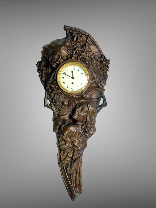 GRANDE SCULPTURE ART DÉCO EN TERRE CUITE SIGNÉE REPRÉSENTANT UNE PENDULE