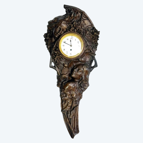 GRANDE SCULPTURE ART DÉCO EN TERRE CUITE SIGNÉE REPRÉSENTANT UNE PENDULE