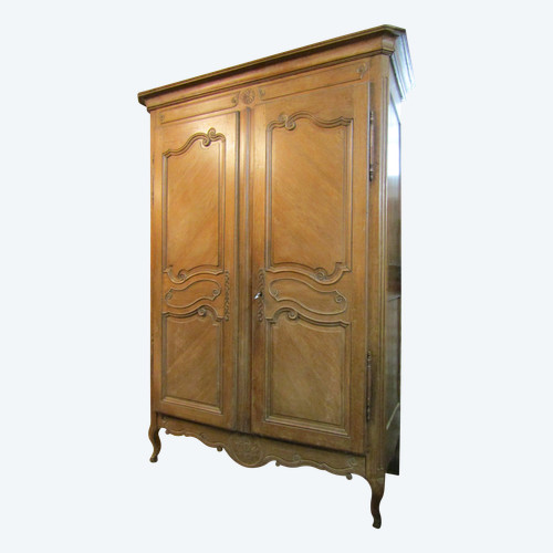 Lorraine wardrobe