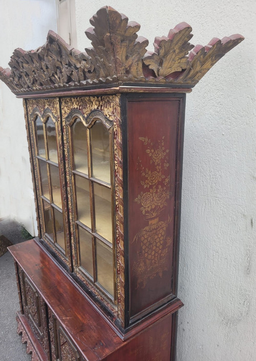 Vetrina asiatica in legno intagliato, fine XIX inizio XX secolo