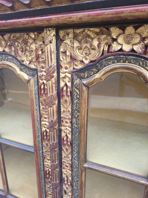 Vetrina asiatica in legno intagliato, fine XIX inizio XX secolo