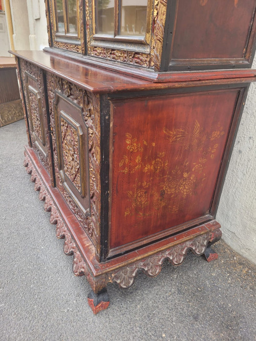 Vetrina asiatica in legno intagliato, fine XIX inizio XX secolo
