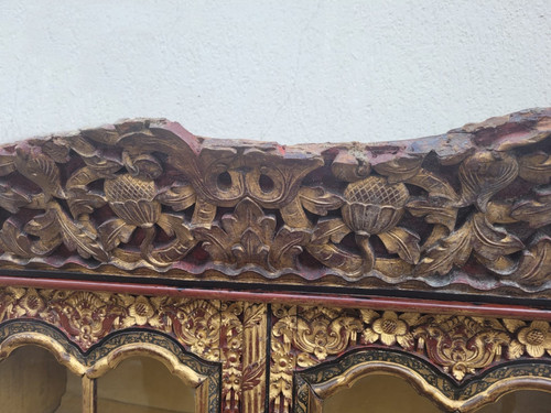 Vetrina asiatica in legno intagliato, fine XIX inizio XX secolo