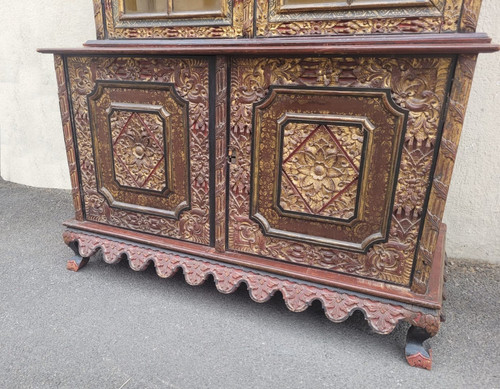 Vetrina asiatica in legno intagliato, fine XIX inizio XX secolo