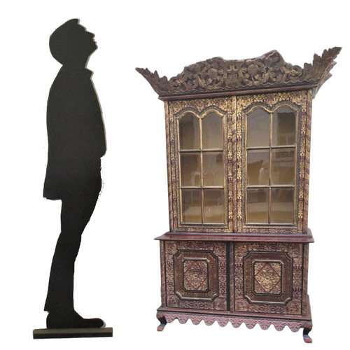 Vetrina asiatica in legno intagliato, fine XIX inizio XX secolo