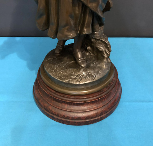 ancienne lampe à pétrole en régule patiné bronze 103 cm Tulipe  et réservoir en verre émaillé.