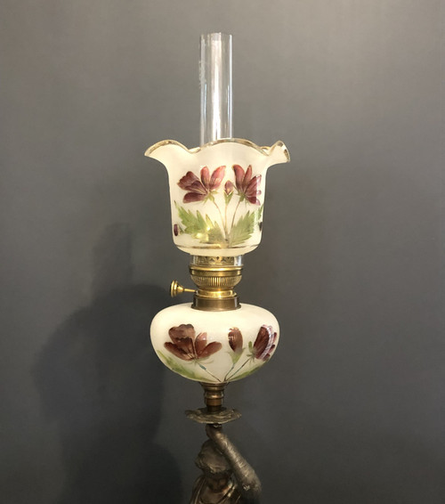 ancienne lampe à pétrole en régule patiné bronze 103 cm Tulipe  et réservoir en verre émaillé.