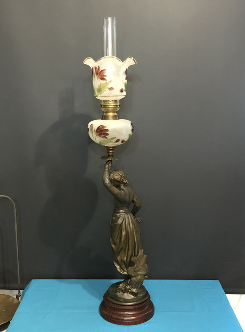 ancienne lampe à pétrole en régule patiné bronze 103 cm Tulipe  et réservoir en verre émaillé.