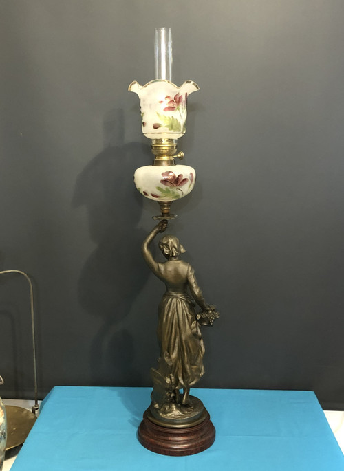 ancienne lampe à pétrole en régule patiné bronze 103 cm Tulipe  et réservoir en verre émaillé.