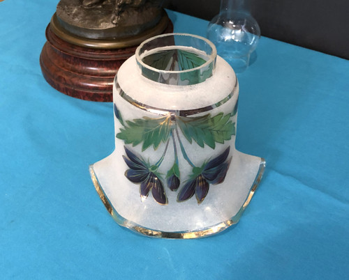 ancienne lampe à pétrole en régule patiné bronze 103 cm Tulipe  et réservoir en verre émaillé.
