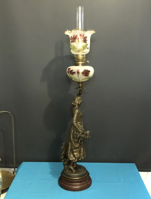 ancienne lampe à pétrole en régule patiné bronze 103 cm Tulipe  et réservoir en verre émaillé.