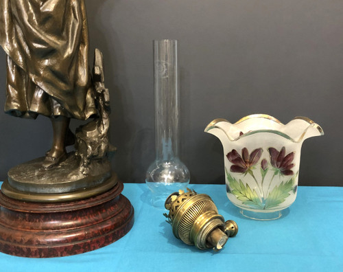 ancienne lampe à pétrole en régule patiné bronze 103 cm Tulipe  et réservoir en verre émaillé.