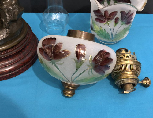 ancienne lampe à pétrole en régule patiné bronze 103 cm Tulipe  et réservoir en verre émaillé.