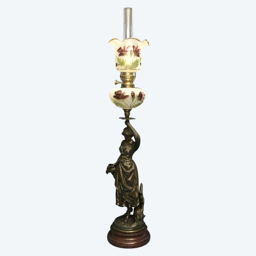 ancienne lampe à pétrole en régule patiné bronze 103 cm Tulipe  et réservoir en verre émaillé.