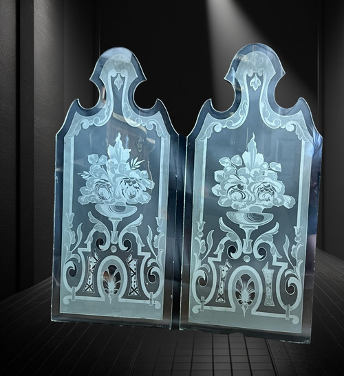 PAIRE DE VITRES DES ANNÉES 1900 DE BISTROT EN VERRE DÉPOLI ET GRAVÉ A L'ACIDE