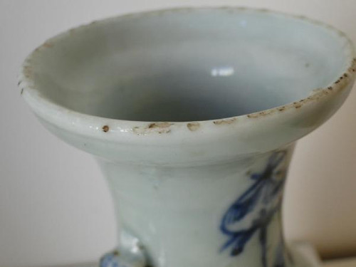 Vaso cinese blu e bianco con decorazione di foglie antiche
