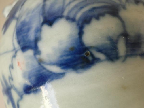 Vaso cinese blu e bianco con decorazione di foglie antiche