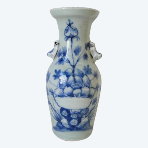 Vaso cinese blu e bianco con decorazione di foglie antiche